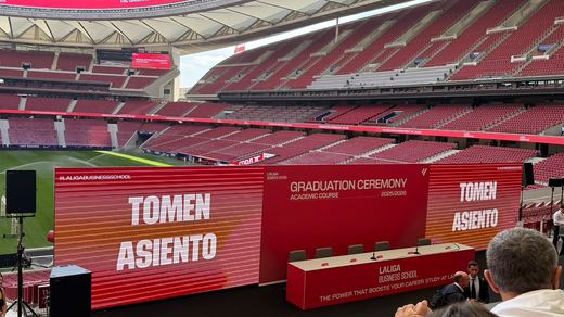 The ceremony stage before it began, with signs reading Tomen asiento